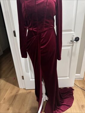 Elegant Burgundy Velvet Long Sleeve Evening Dress